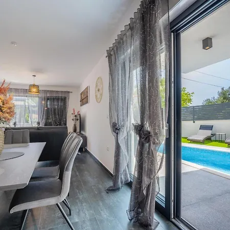 Rose Mit Privatem Pool Apartment *