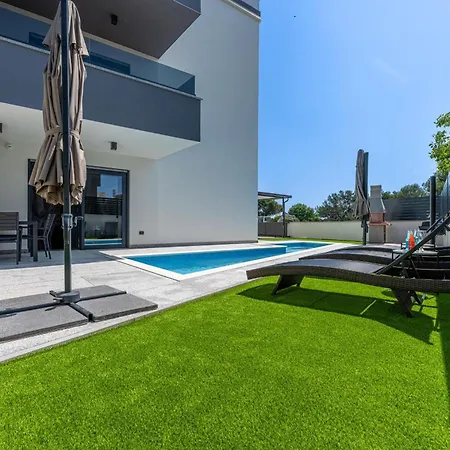 Rose Mit Privatem Pool Apartment