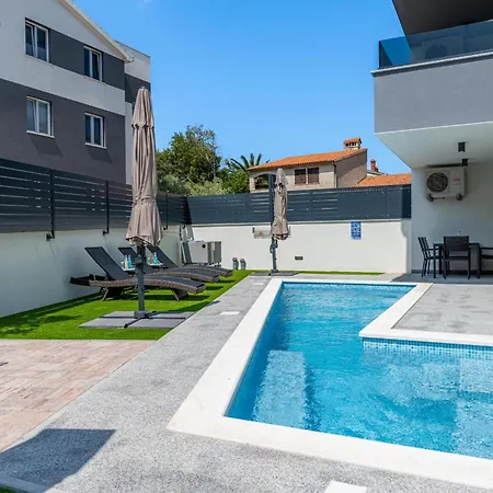 Rose Mit Privatem Pool Apartman *
